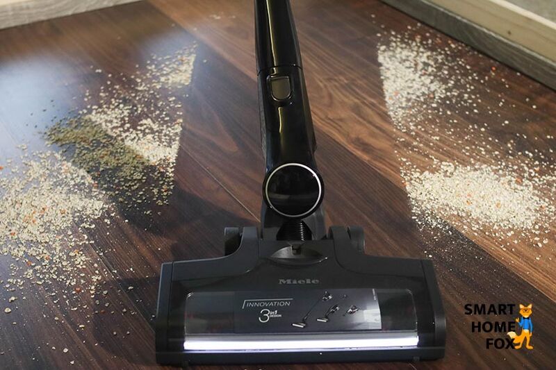 The illuminated electric brush of the Miele Triflex HX1